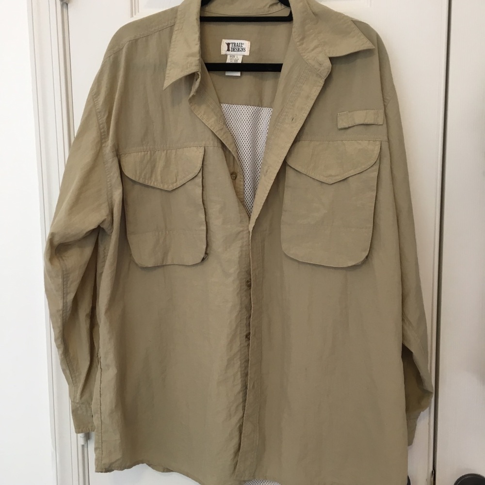 Trail Designs Large khaki outdoor buttoned shirt.